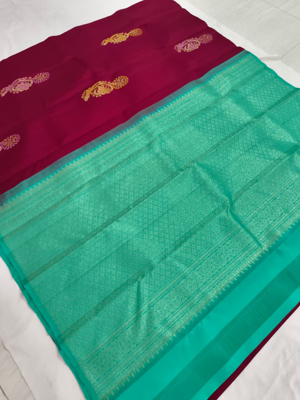 Pure Kanchipuram Handloom Borderless Silk Saree -Maroon with Turquoise Contrast