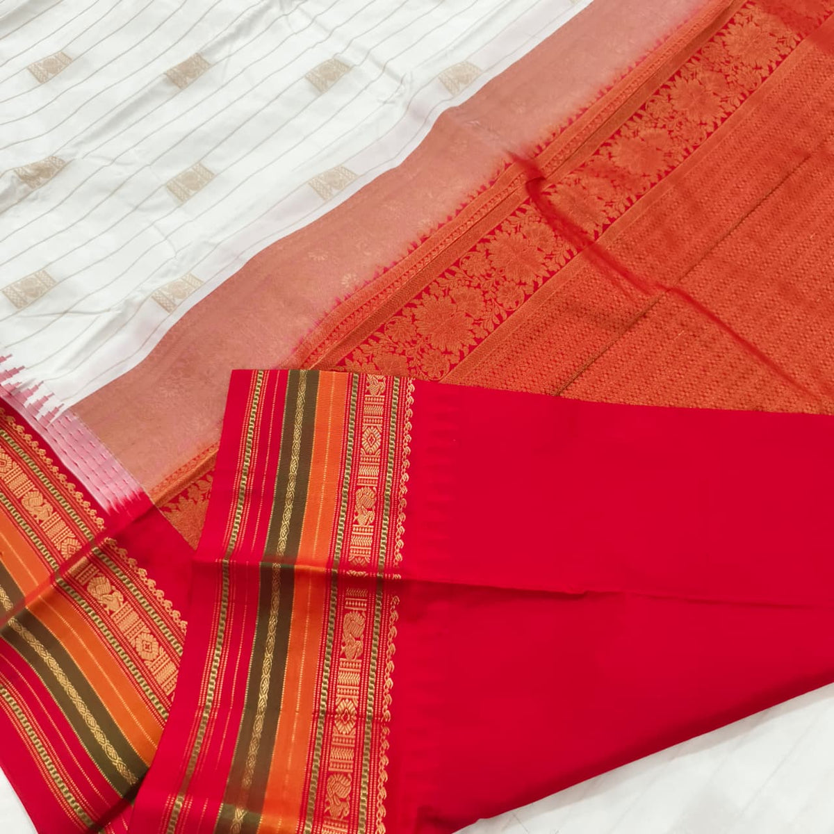 Gadwal Pure Silk Saree – White and Red Contrast